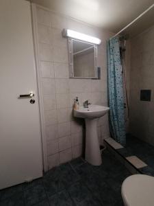 La salle de bains est pourvue d'un lavabo, d'une douche et de toilettes. dans l'établissement PoliaNapa Nest, à Ayia Napa