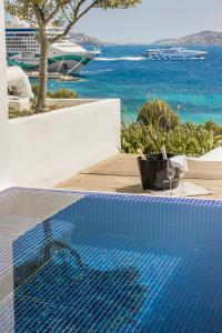 A piscina localizada em Grace Mykonos ou nos arredores