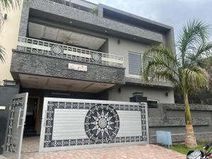 una casa con una puerta delante de ella en LUXURY 6 Bedroom Holiday Home en Islamabad