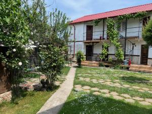 a house with a garden in front of it at Hesta in Vama Veche