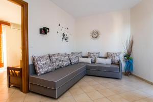 un sofá gris en la sala de estar en Apartments Lina, en Potos