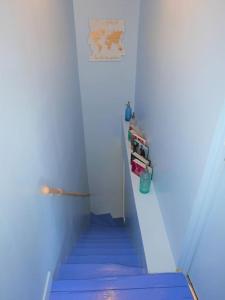 een blauwe trap in een kamer met blauwe plafonds bij Gite les trois matelots in Fécamp