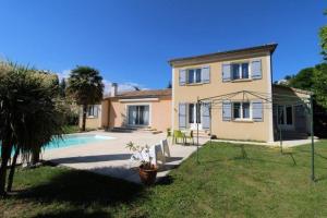 a house with a yard with a swimming pool at Villa « les rives de l’Ardèche » in Ucel