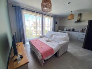 Postel nebo postele na pokoji v ubytování Bois Mapou Self Catering Apartments Unit 204 + 35 fotografií