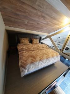 un letto nel centro di una stanza su uno yacht di Guesthouse 66 a Lommel