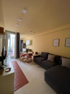 - un salon avec un canapé et une table dans l'établissement Apartment Hotel Marchesini, à Ravenne