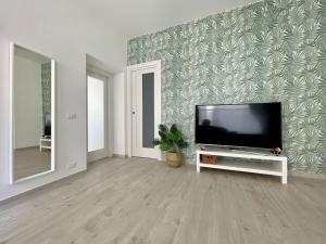 uma sala de estar com uma televisão de ecrã plano num suporte em Casa in centro Ischia Porto Forever Four em Ischia