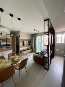 マセイオにあるEdifício Promenade II Apt 404-Mandi Hospitalidadeのテーブルと椅子とソファのあるリビングルーム +26枚の写真