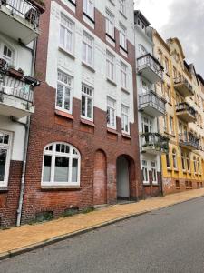 a row of apartment buildings on a city street at Möbiliertes wohnen auf dem Sandberg in Flensburg