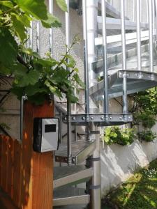 um conjunto de escadas com uma caixa ao lado em Retro Apartment Graz em Graz