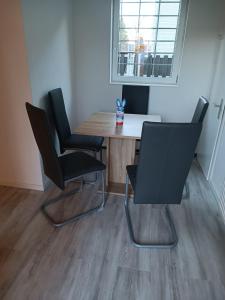 a room with two chairs and a table with a window at Ferienwohnung Herzberg in Loxstedt