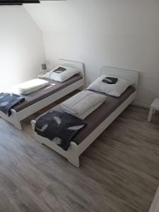 two twin beds in a room with at Ferienwohnung Herzberg in Loxstedt