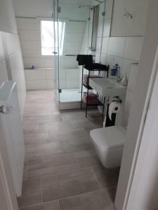 a bathroom with a toilet and a sink at Ferienwohnung Herzberg in Loxstedt