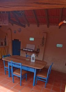 uma sala de jantar com mesa e cadeiras em Cantinho, Alojamento Local no Luso