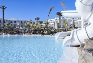 eine Wasserrutsche in einem Pool in einem Resort in der Unterkunft MYND Yaiza in Playa Blanca