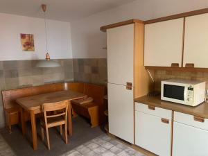 a small kitchen with a table and a microwave at Schwalbacher Residenz in Frankfurt/Main