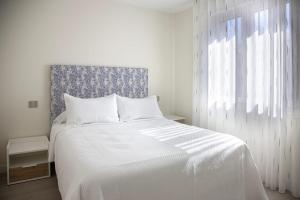 Łóżko lub łóżka w pokoju w obiekcie Apartamentos La Quinta
