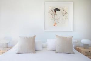 拉克魯斯的住宿－Hacienda Los Orovales，白色卧室配有带白色枕头的床