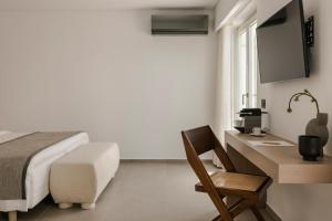Uma TV ou centro de entretenimento em Grace Mykonos