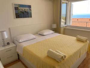 Schlafzimmer mit einem großen Bett und einem Fenster in der Unterkunft House Bartulović in Brela