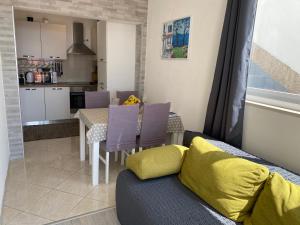ein Wohnzimmer mit einem Sofa und einem Tisch in der Unterkunft House Bartulović in Brela