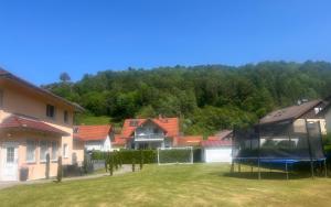 vistas a un patio con una casa en Toscana-Residenz im Schwarzwald, en Utzenfeld