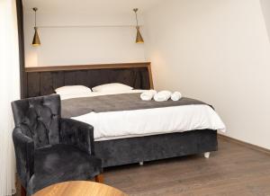 A bed or beds in a room at Türkler Suite Hotel