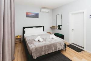um quarto com uma cama com duas toalhas em New Studio near New Bazaar - Tirana City Center em Tirana