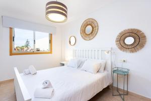 - une chambre blanche avec un lit blanc et une fenêtre dans l'établissement 110 MEDANO Relax Holiday Home, à El Médano