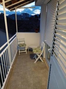 - Balcón con 2 sillas y mesa en Jana apartments, en Tivat