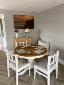 uma sala de jantar com uma mesa e duas cadeiras em Luxury holiday rental with sea views on the Wild Atlantic Way em Tralee
