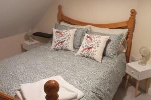 Un dormitorio con una cama con almohadas. en Luxury holiday rental with sea views on the Wild Atlantic Way en Tralee