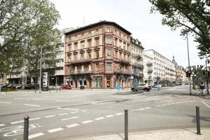 an empty city street with a large brick building at Palais Passy~Design Suite mit Ausblick im Zentrum in Wiesbaden