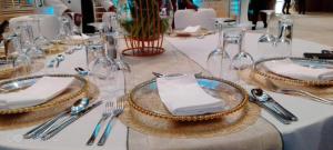 una mesa con platos, servilletas y cubiertos en SILVER HOTEL APARTMENT Near Kigali Convention Center 10 minutes, en Kigali