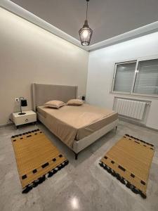 Ein Bett oder Betten in einem Zimmer der Unterkunft luxueux S+2