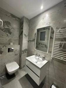 Ein Badezimmer in der Unterkunft luxueux S+2
