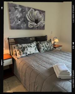 sypialnia z łóżkiem z obrazem na ścianie w obiekcie Salemi BnB w mieście Salemi