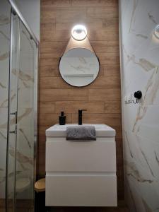 a bathroom with a sink and a mirror at Bulwary Mszańskie - Pokoje in Mszana Dolna