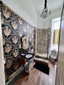 een badkamer met een douche, een wastafel en een toilet bij Chateau les Villettes in Saint-Just-le-Martel