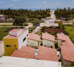 Pousada Brilho do Sol في ساو ميجيل دو غوستوسو: اطلالة جوية على قرية بها بيوت