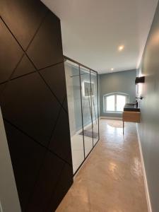 um quarto com uma grande divisória de vidro com uma secretária e um quarto com em Loft design em Lapalud