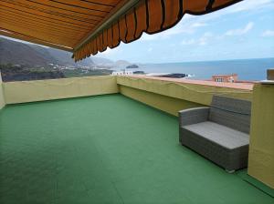 d'un balcon avec une chaise et une vue sur l'océan. dans l'établissement Apartment mit schöner Aussicht und Terasse, à San Marcos