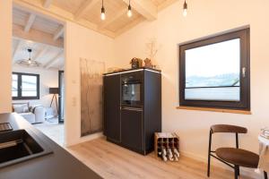 eine Küche mit einem schwarzen Kühlschrank und einem Fenster in der Unterkunft LOFT19 Neu Design Luxus Maisonette Balkon für 2 Personen in Traben-Trarbach