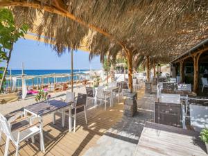 a restaurant with a view of the beach at Oasis Deluxe Studios in Pefkari