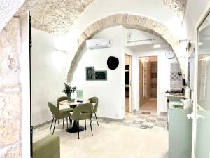 eine Küche und ein Esszimmer mit einem Tisch und Stühlen in der Unterkunft Don Pietro - Pieno Centro Storico in Ostuni