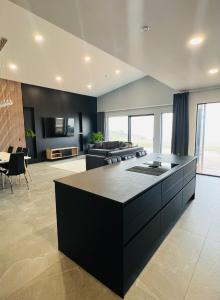 ein Wohnzimmer mit einem Sofa und einem Tisch in der Unterkunft Luxury villa with hot tub & amazing view in Reykholt