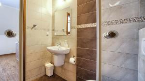 y baño con lavabo y ducha. en VisitZakopane - City Apartments, en Zakopane