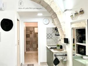 Il comprend une petite cuisine avec un évier et une salle de bains. dans l'établissement Don Pietro - Pieno Centro Storico, à Ostuni