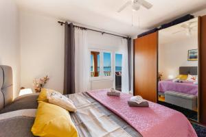Apartment Lotus في تروغير: غرفة نوم بسرير كبير عليها منشفتين