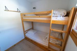 a couple of bunk beds in a room at Les Saisies appart 1 chambre au pied des pistes in Les Saisies
